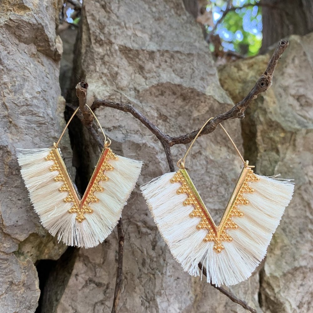 Hoop Earrings V-shaped Tassel Off-White 7cmx6.3cm - Picture 6 of 6